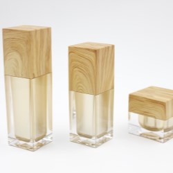 Acrylic bottles with a perfect square shape